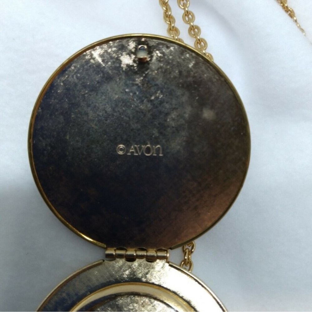 VINTAGE Avon Needlepoint Pendant With Chain - Picture 7 of 7